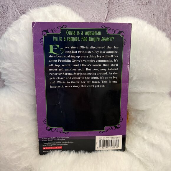 5 for $15 📕 My Sister the Vampire, Fangtastic, Mercer, Youth book (SKU: 133MI) - Picture 2 of 4